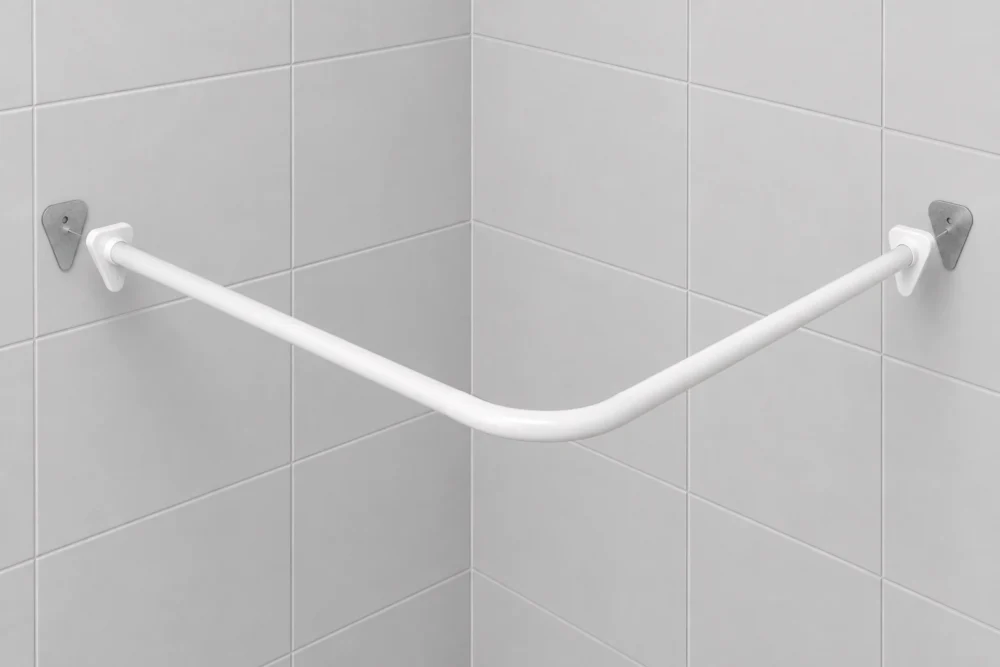 Dus-chy draperistång med limmade adaptrar på kaklad badrumsvägg
