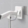 Etac Rex toalettarmstöd med stödben och limmad adapter på kaklad badrumsvägg