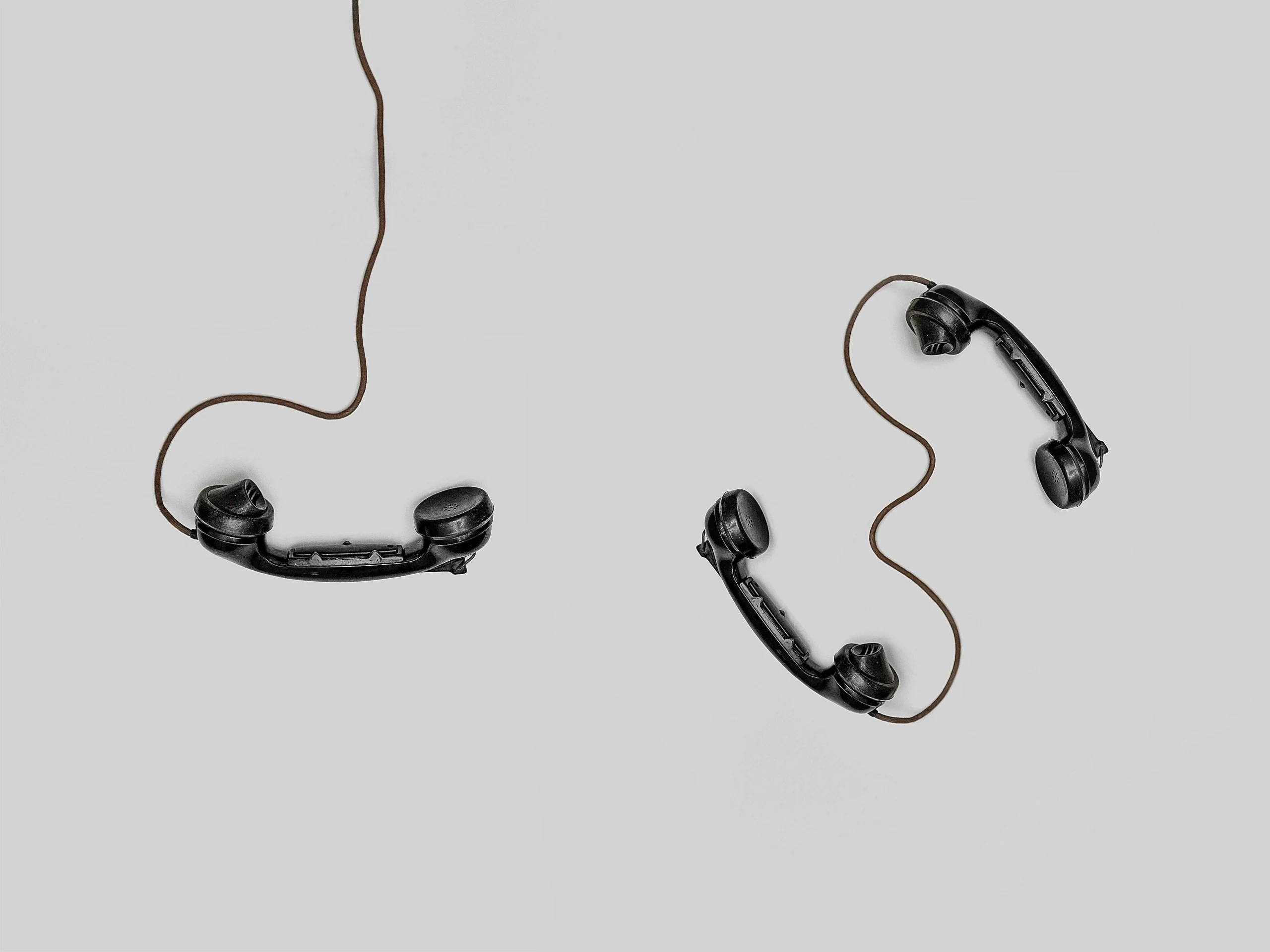 Telefonlurar som symboliserar kontakt med EB Solution